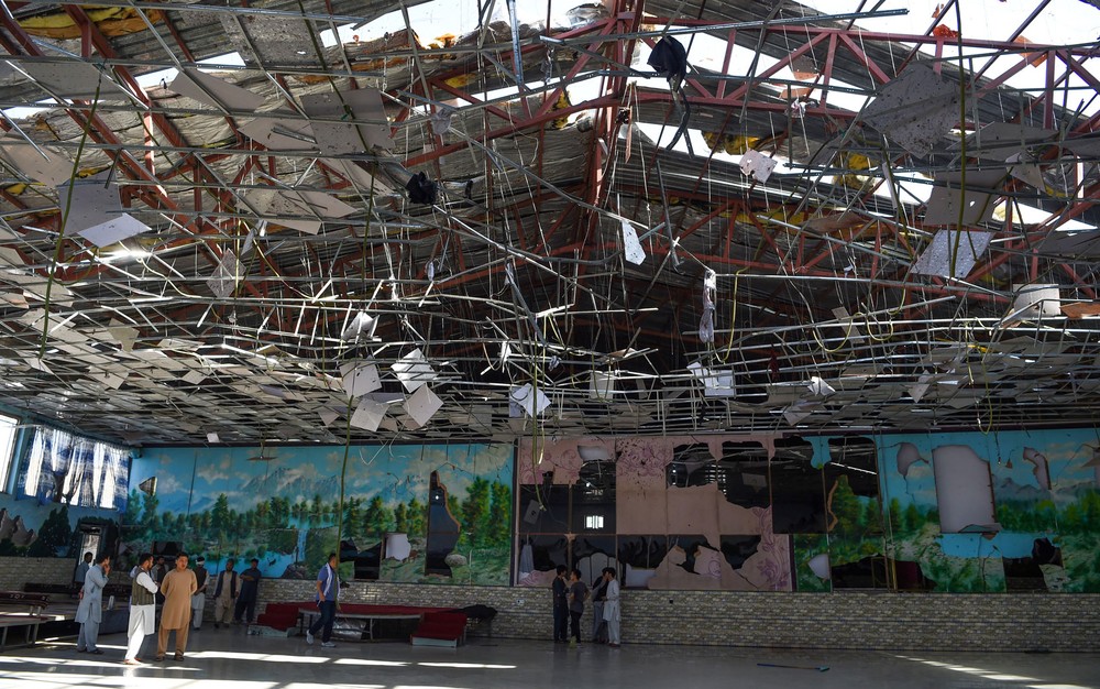 Afegãos investigam interior de salão de festas após explosão
